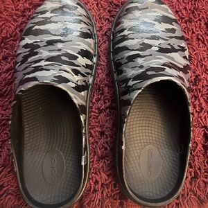 Oofos EUC camo clog. Women’s 11 men’s 9